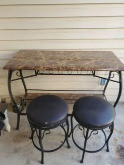 Like new outdoor bar/table with 2 padded swivel bar stools. Paid 350 asking 175.00
