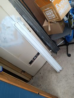 4' Florescent Fixture With New Bulbs