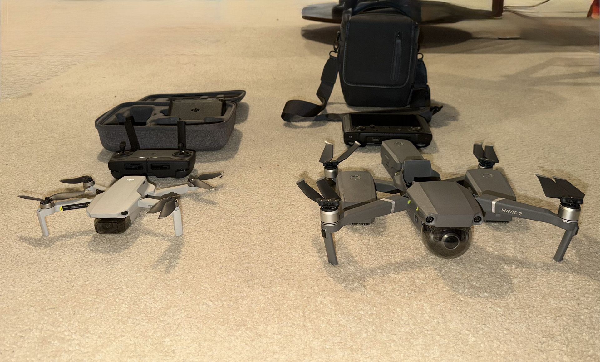 Mavic 2 Zoom (DJI Smart Controller) + Fly More Package