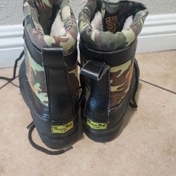 Snow boots size 4