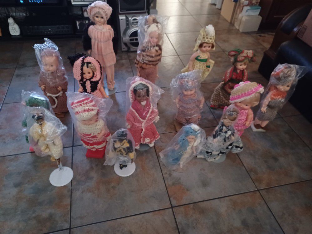 15 Beautiful Vintage 1960s Dolls With Stands