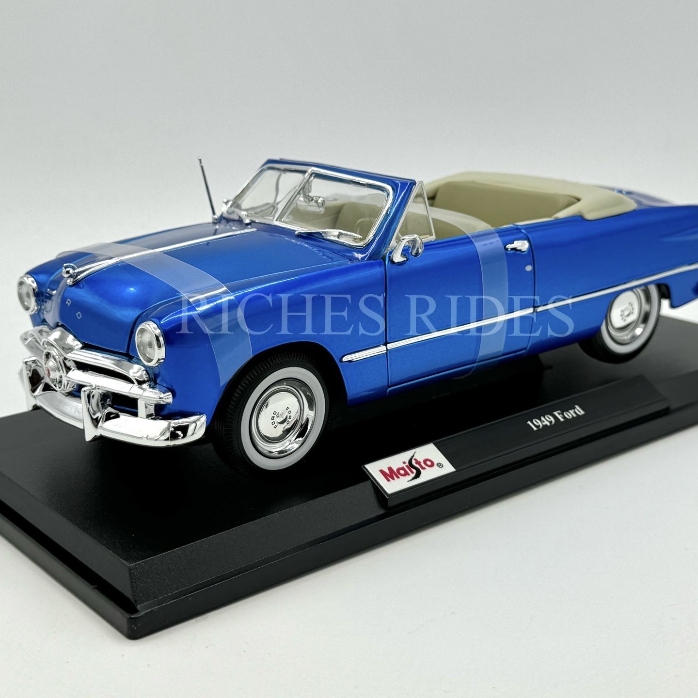 New Maisto 1:18 Scale Diecast Model Car - 1949 Ford Convertible 