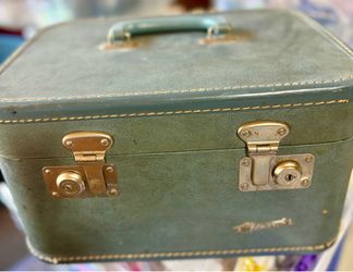 Monarch vintage overnight case
