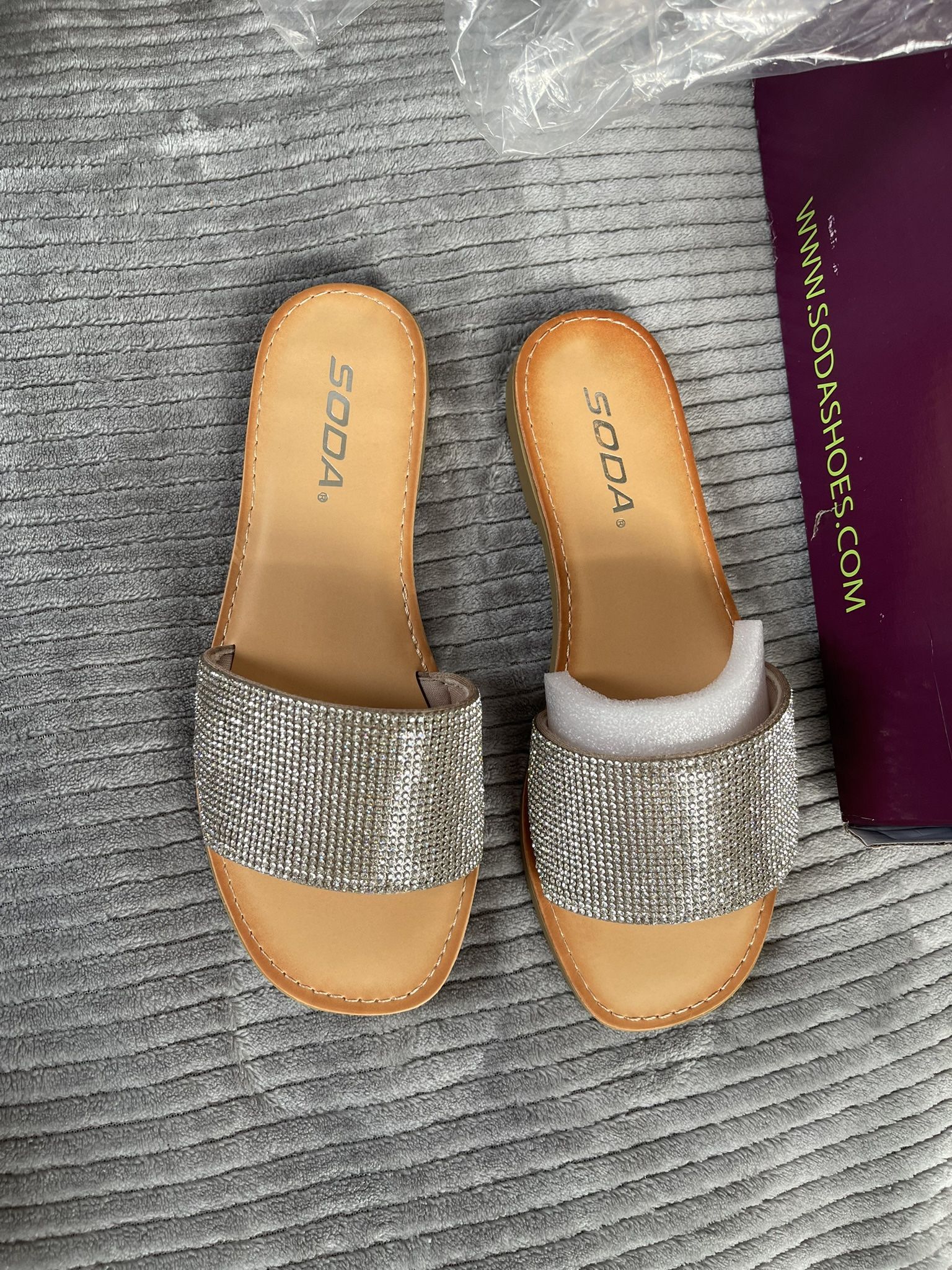 NEW Women’s Rhinestone Flat Sandals