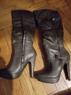 Womens boots size 5 1/2 M