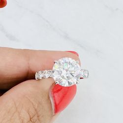 925 Sterling Silver Women’s Ring Ring Size: 5.5 Stock #04706 P / 042596  Elegant women’s ring crafted in 925 sterling silver, featuring a a10mm moissa