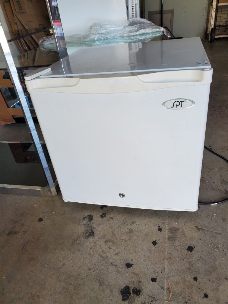 SPT Mini Refridgerator