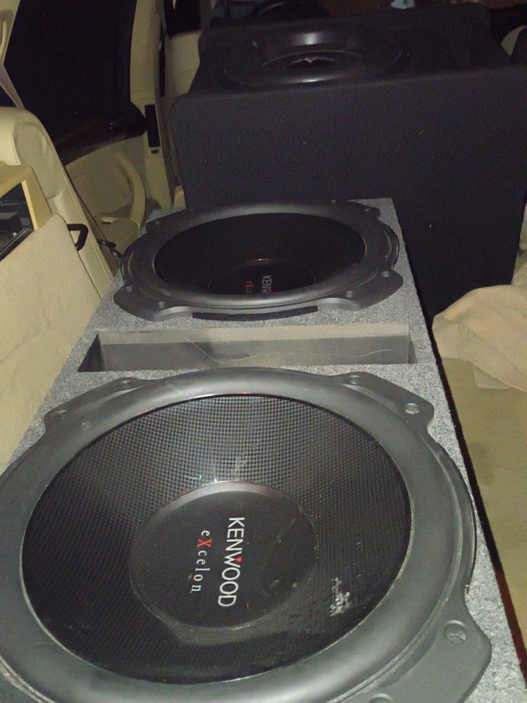 12" Kenwood's Exceloron Also Pyramid American 5000 Watt Amplifier Both Gor $200 Or Just Amp Gor $80