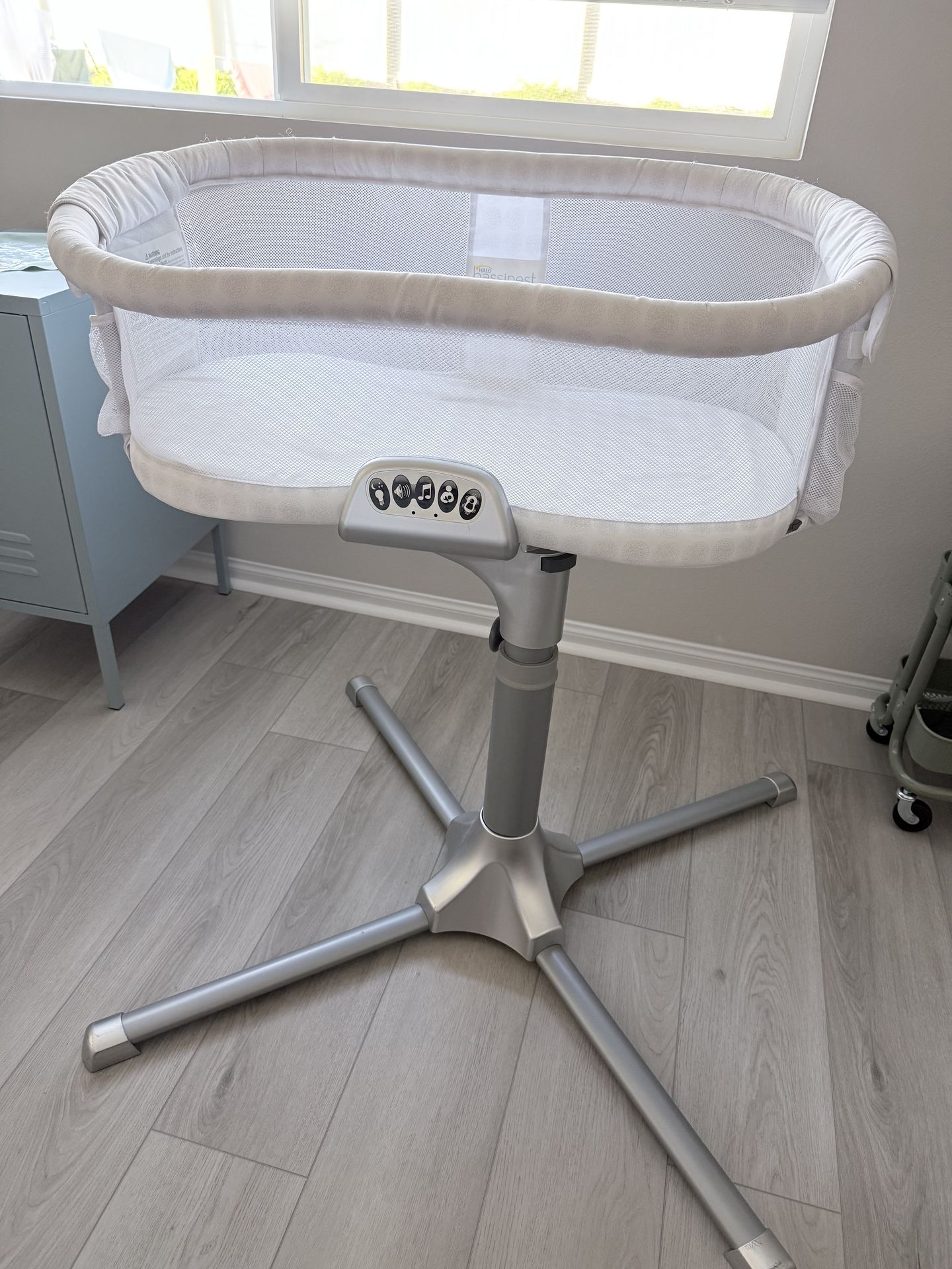 Halo bassinet swivel sleeper