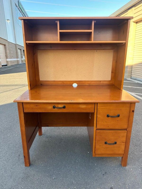 Pottery Barn desk with hutch/ escritorio con repisero marca Pottery Barn