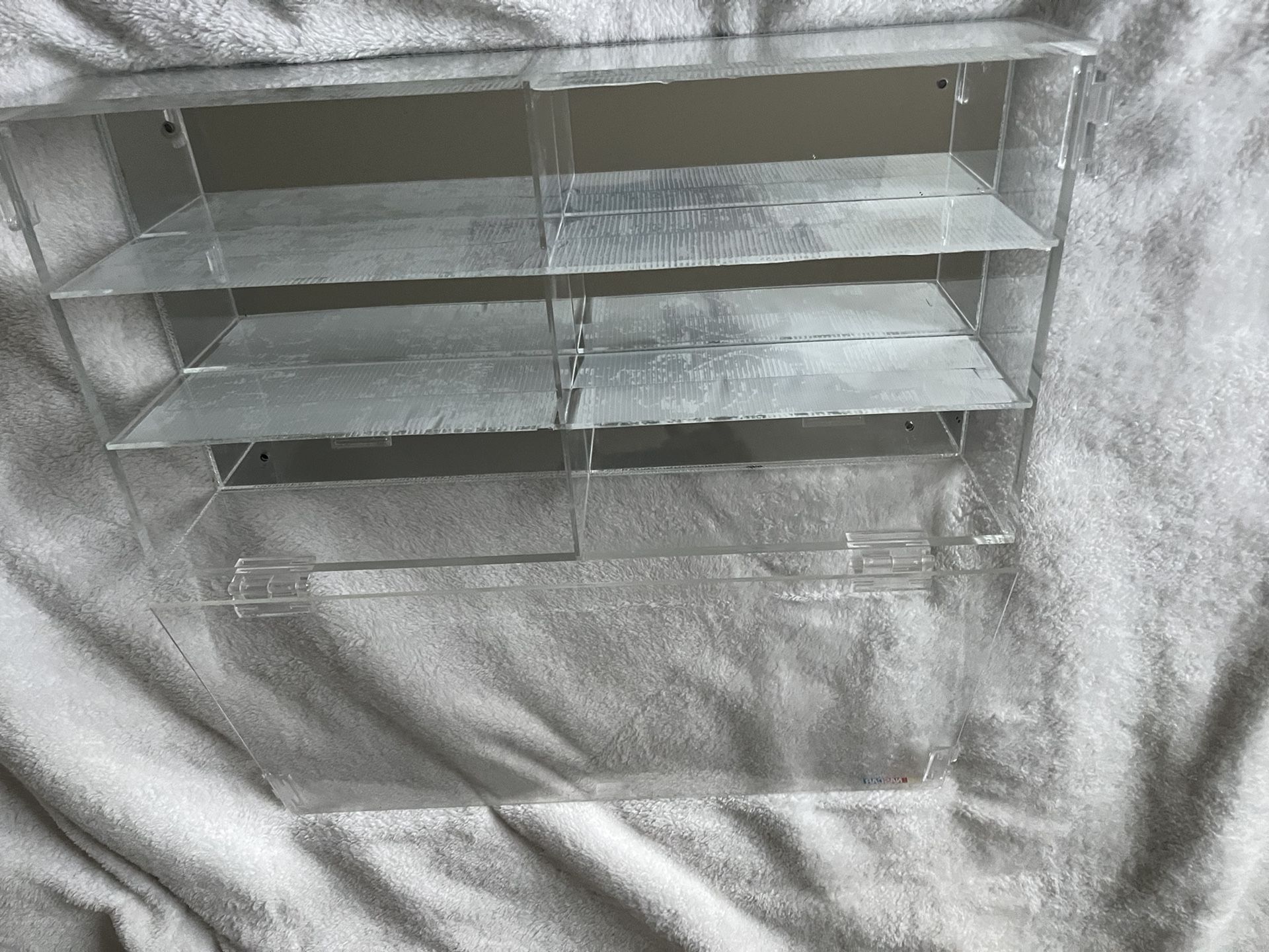 Acrylic plastic die-cast display case
