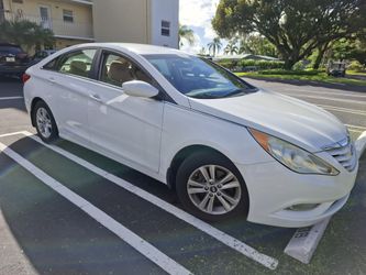 Hyundai Sonata White 4-Door Sedan