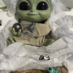 Grogu (Baby Yoda) Egg Attack Statue