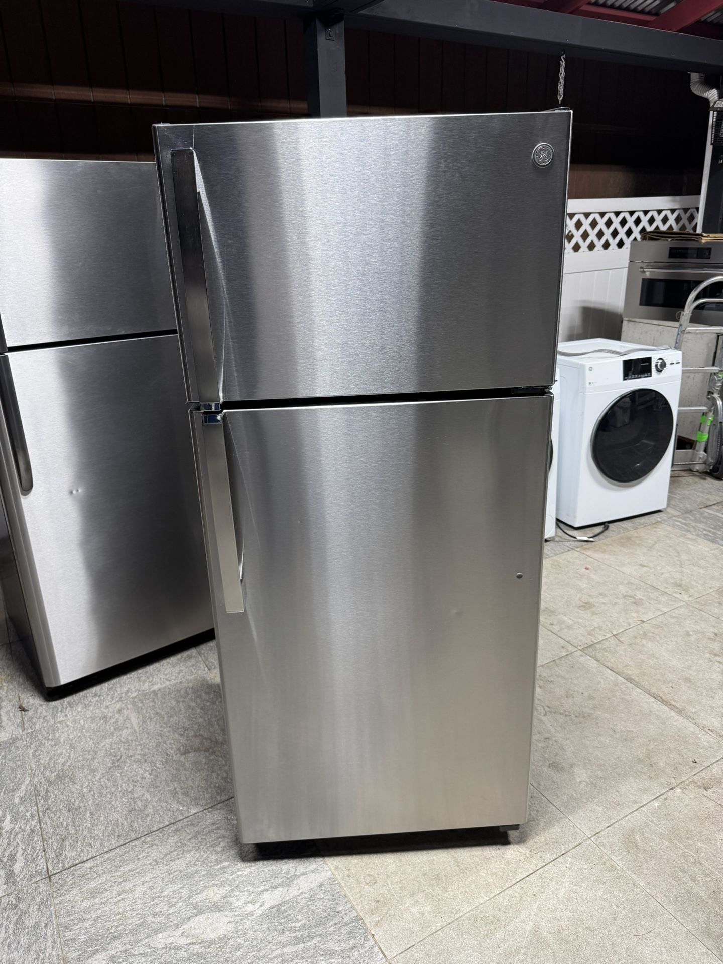 GE Refrigerator 28 X 67 Almost New One Receipt For 90 Days Warranty