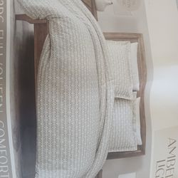 Bedding  Confort Set Full/Queen  Size Off White. Used. Close to Garland Rd and Jupiter Rd. Dallas 75218