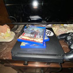 PlayStation 4 Slim 