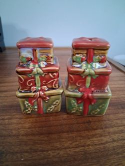Ceramic Stacked Christmas Gifts Salt and Pepper Shaker Set.
