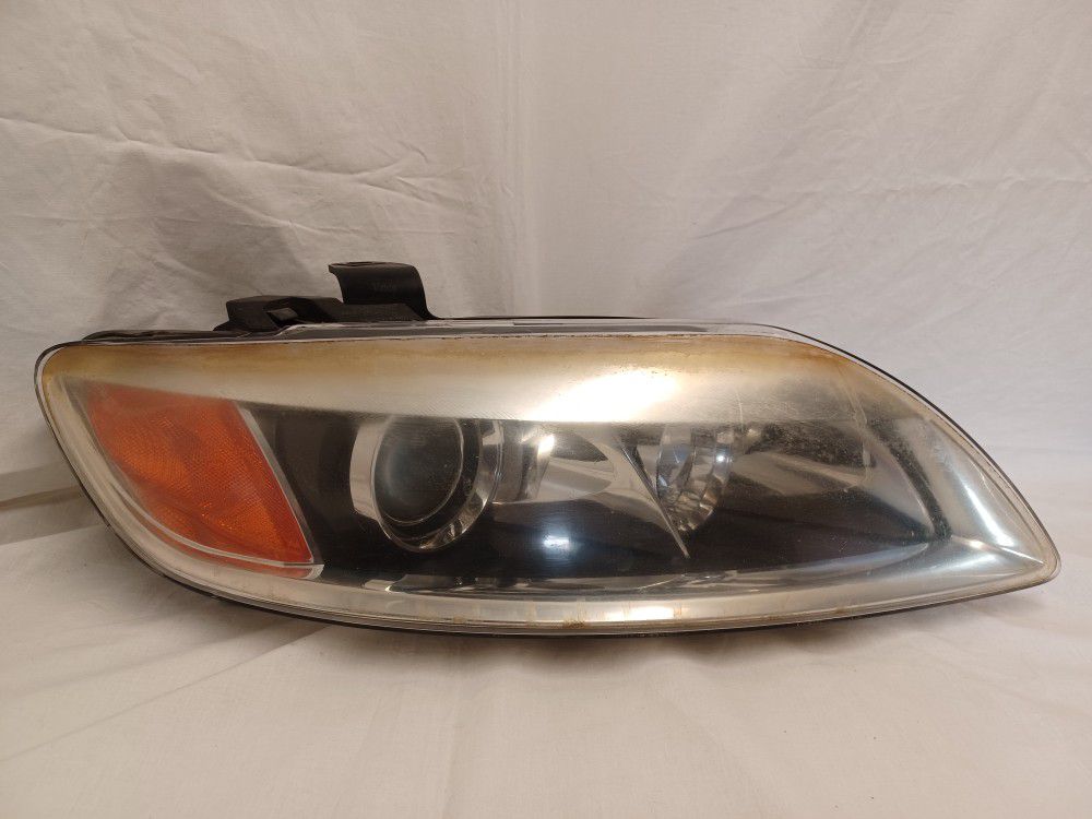 2007 Audi Q7 Passenger Side Headlight Assembly  VIN WA1EY74L67D052709 Stock # BA0418. Normsl Wear And Tear Needs buffing 