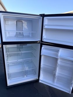2023 Whirlpool apartment size refrigerator black like new conditions FREE LOCAL DROP OFF