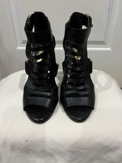BCBGeneration Carissa Blk Leather w Gold Buckle Detail High Heels Sz 5.5