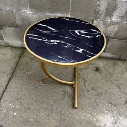 Side table 22 x 22 x 24“