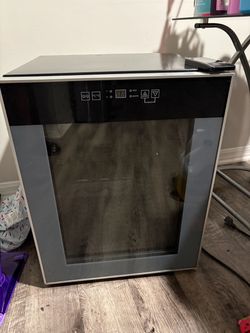 Like New Avanti Touch Screen, Wine/ Fridge Cooler