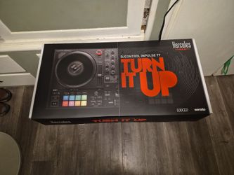 MINT CONDITION HERCULES T7 DJ VINYL CONTROLLER WITH BONUS PADDED GIG BAG INCLUDED!