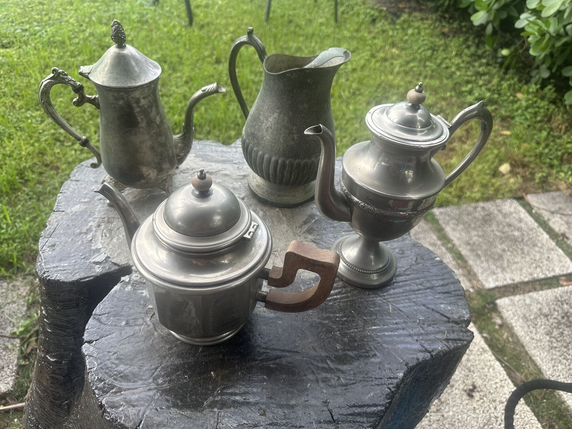 Juego de teteras y jarras vintage de metal plateado – decoración coleccionista