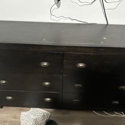 Dresser With 2 Matches Nightstands 