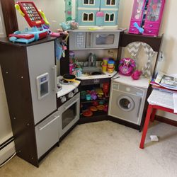 Visit the Store, KidKraft
KidKraft
Visit the Store
4.7
4.7 out of 5 stars
(17,895)
KidKraft Ultimate Corner Wooden Play Kitchen with Lights & Sounds.