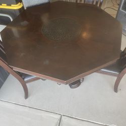 Dining Room Table & Chairs 