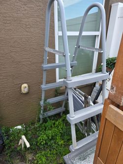 Above ground pool ladder
