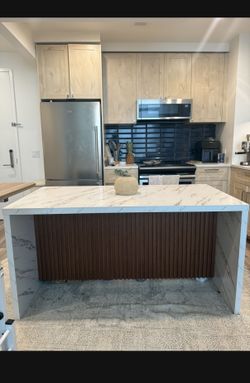 Large kitchen island for sale pick up only on 4/4