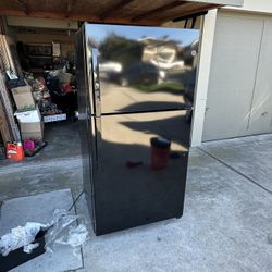 GE Top-Freezer Refrigerator ( Black )