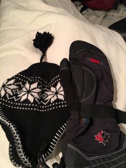 Snow gloves and beanie