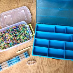 Rainbow loom And carrying case