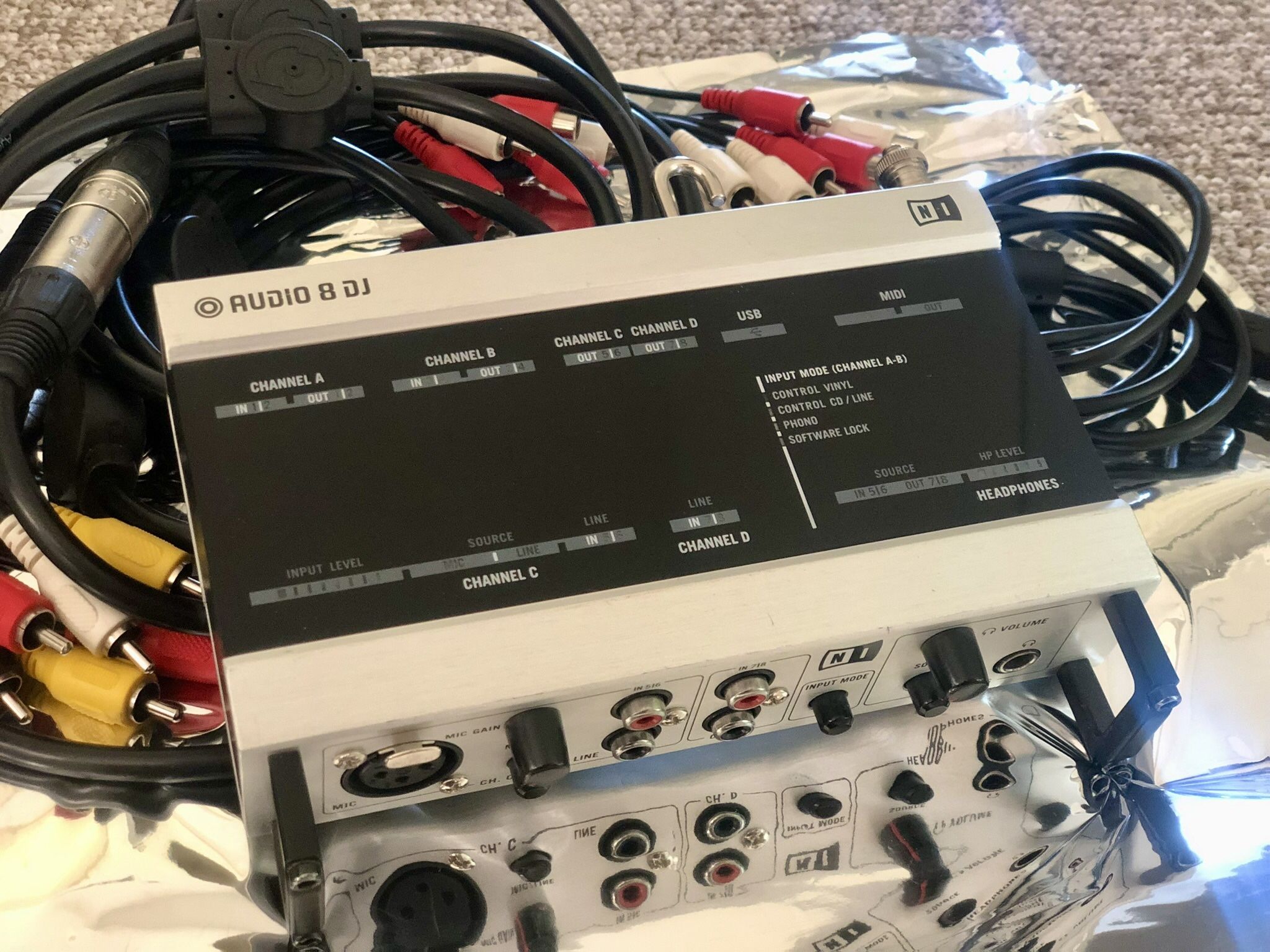 Native Instruments Audio 8, Including Traktor scratch Cables