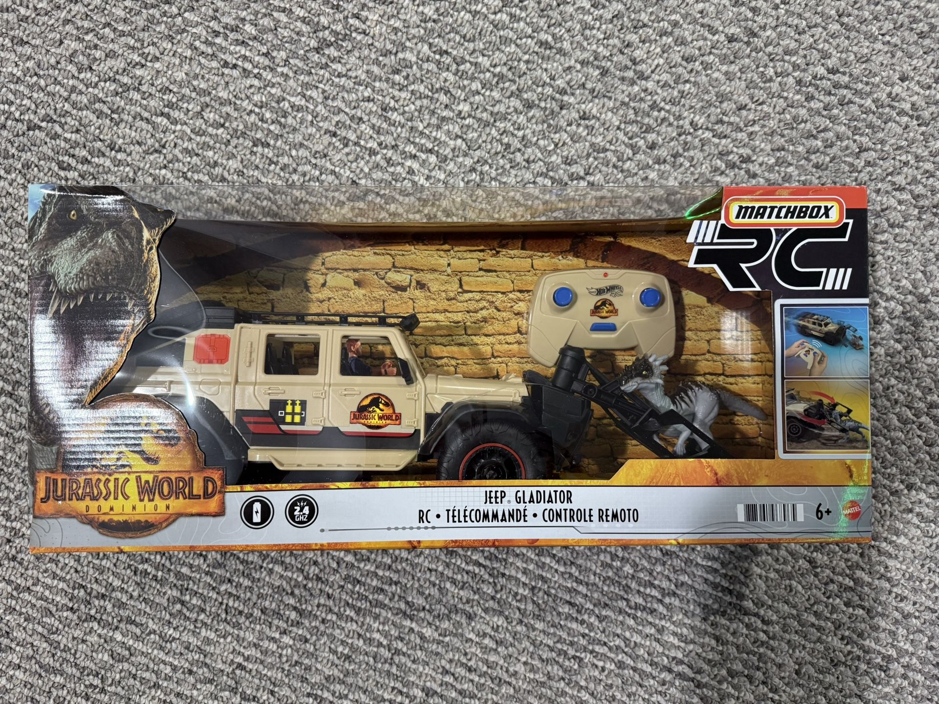 NEW- Matchbox RC Jurassic World Dominion Jeep Gladiator with 6 inch Dracorex Dinosaur Figure & Remote Control Toy Car with Auto-Capture Claw