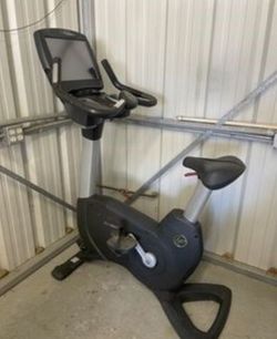 Life Fitness 95C Upright Bike LOW HOURS