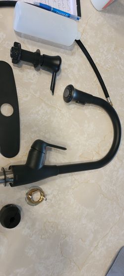 BLACK KITCHEN FAUCET AND SOAP DISPENSER