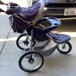 Baby jogging stroller very good condition easy to fold in curry