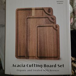 The Edelhaus Acacia Cutting Board Set is a three-piece collection
