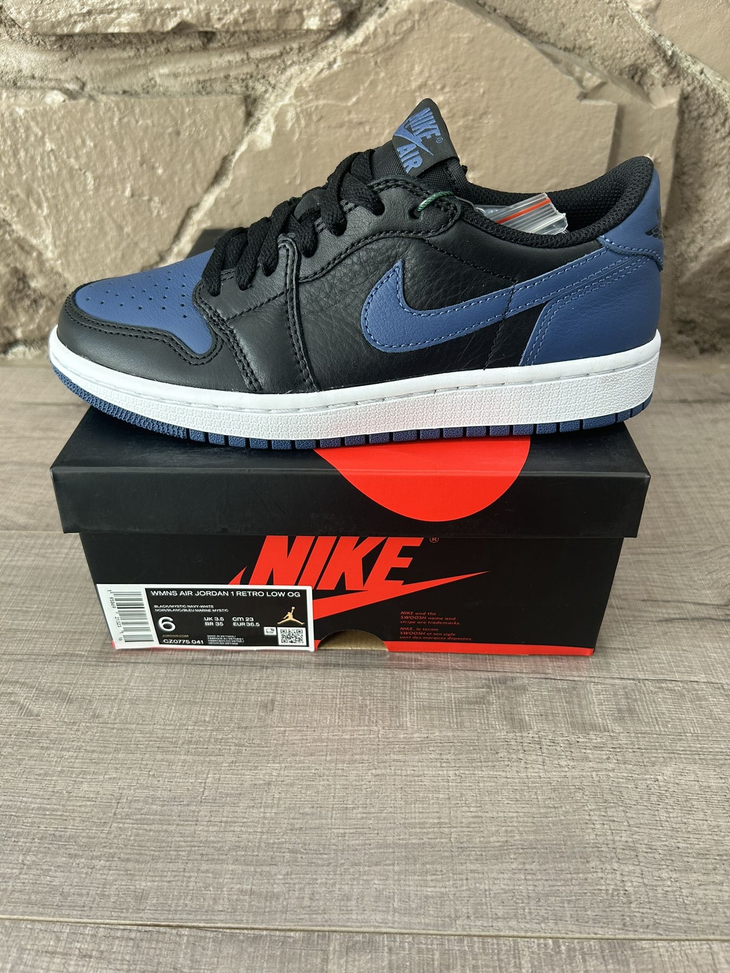 New DS Jordan 1 Retro Low OG Mystic Navy Size 6 Women / 4.5 Men