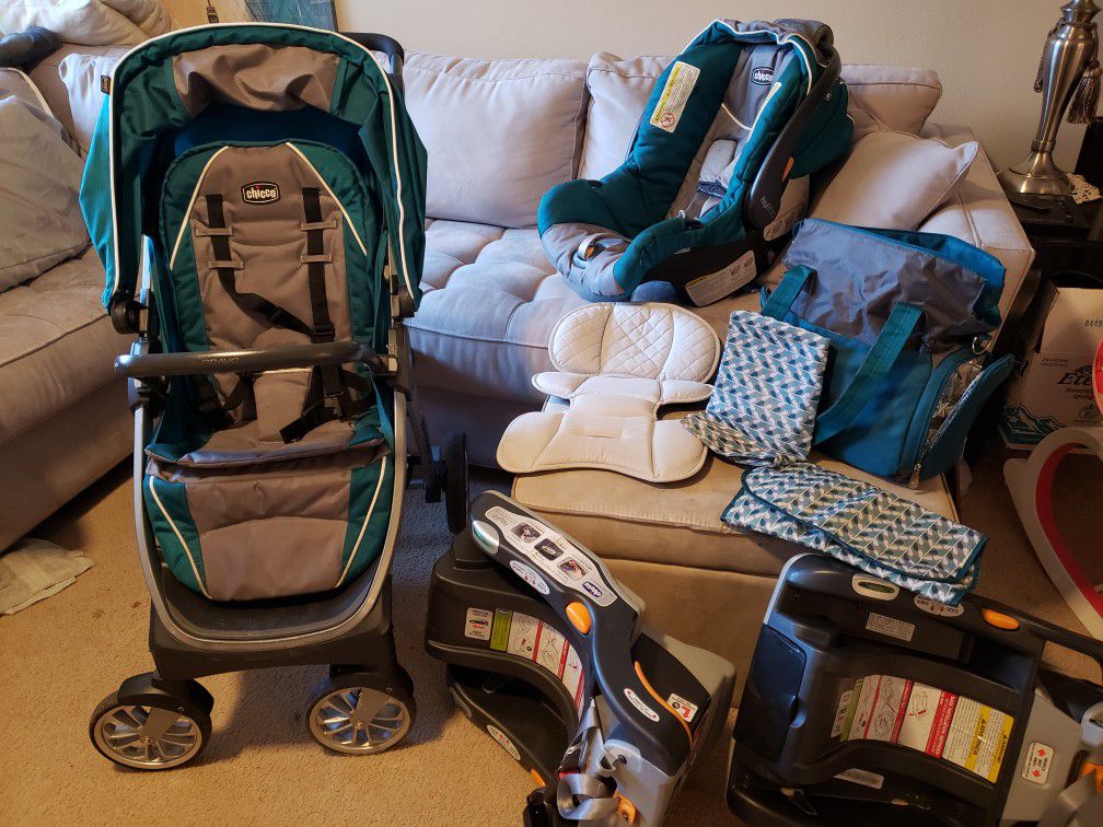 Chicco Trio System Car Seat, Stroller, Baby Bag and 2 Car Seat Bases
