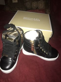 NEW MICHEAL KORS SHOES 6 girls kids