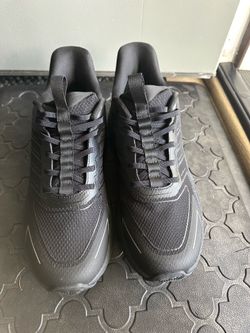 New Men’s Shoes / Size 11