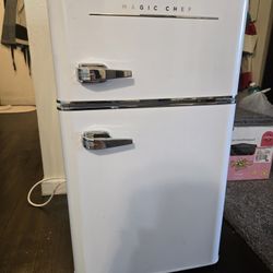 Magic Chef HMDR310WE Retro 3.1 Cu Ft Mini Fridge with Freezer White Vintage Style