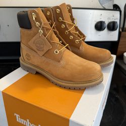Women’s size 6 Timberlands