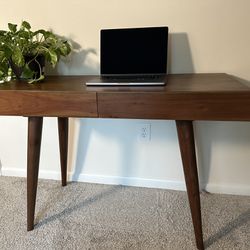 Desk - Premium wooden desk