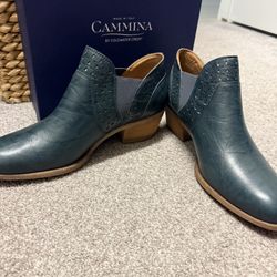 Women’s Size 11 Boots-teal